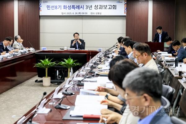[크기변환]7-1. 정명근 화성특례시장이 26일 민선8기 3주년 성과 보고회를 열고 주요 성과를 종합 점검하고 있다..jpg