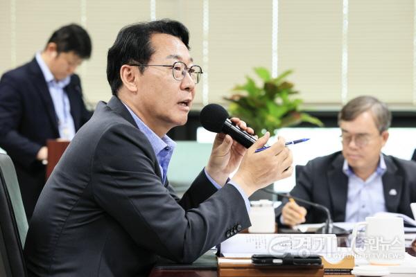 [크기변환]7-3. 정명근 화성특례시장이 26일 민선8기 3주년 성과 보고회를 열고 주요 성과를 종합 점검하고 있다..jpg