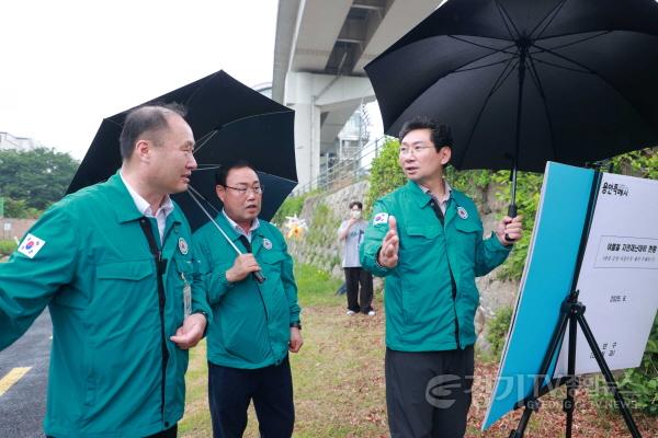 [크기변환]7-2. 25일 금학천에서 이상일 시장이 준설사업 현장을 시찰하고 있다.jpg