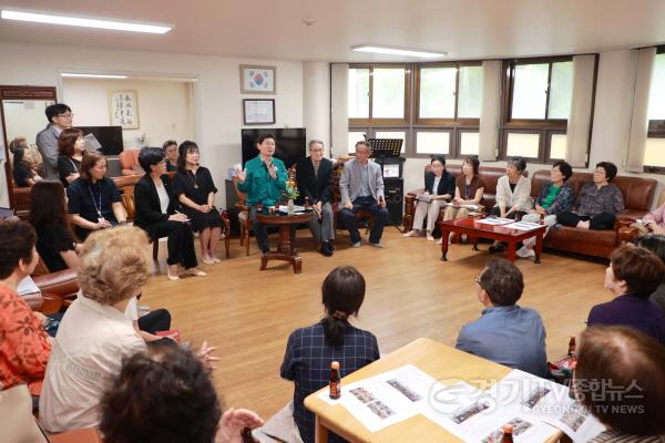 [크기변환]7-3. 25일 서천동 서그내마을 SK아파트 경로당에서 이상일 시장이 주민들과 대화하고 있다.jpg