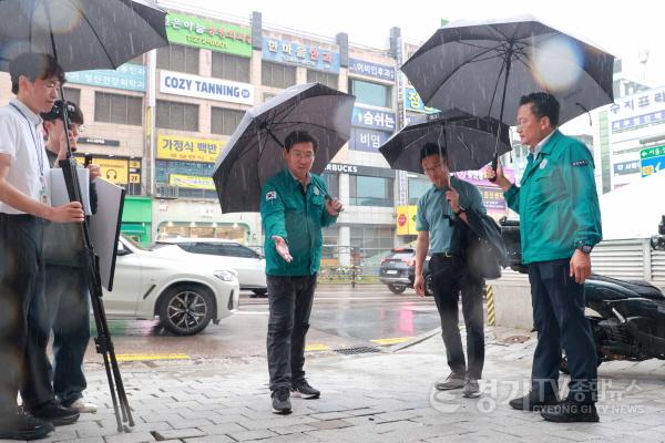 [크기변환]7-4. 25일 수지구청역 신분당선 인근에서 이상일 시장이 보도를 점검하고 있다.jpg