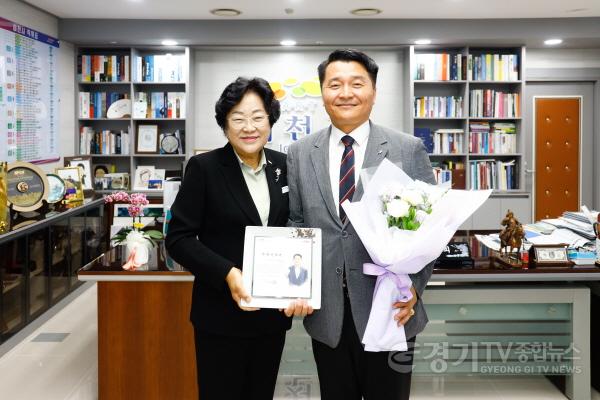 [크기변환]1. 이천시, 대한민국 국회 김선교 의원실 문병진 보좌관에 명예시민패 수여1.jpg