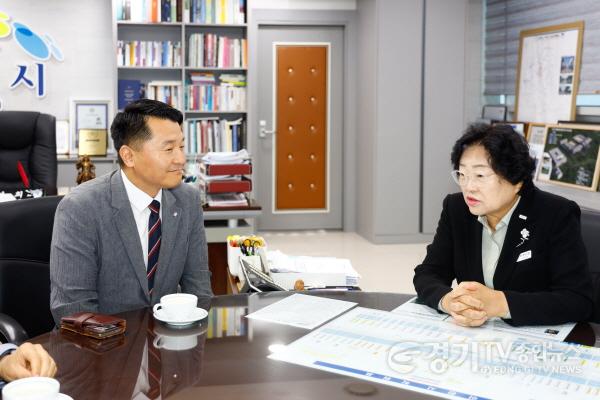 [크기변환]1. 이천시, 대한민국 국회 김선교 의원실 문병진 보좌관에 명예시민패 수여2.jpg