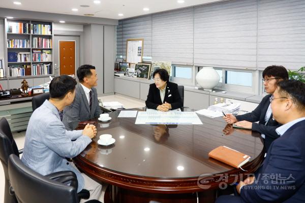 [크기변환]1. 이천시, 대한민국 국회 김선교 의원실 문병진 보좌관에 명예시민패 수여3.jpg