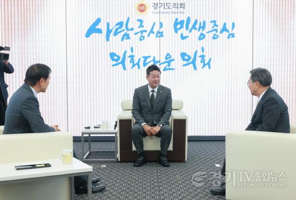 [크기변환]250627 김진경 의장, 김동연 지사-임태희 교육감과 ‘협치’로 노동 존중 실천 (1).jpg