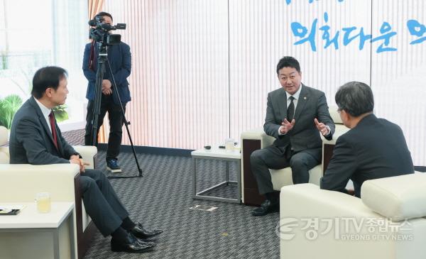 [크기변환]250627 김진경 의장, 김동연 지사-임태희 교육감과 ‘협치’로 노동 존중 실천 (2).jpg