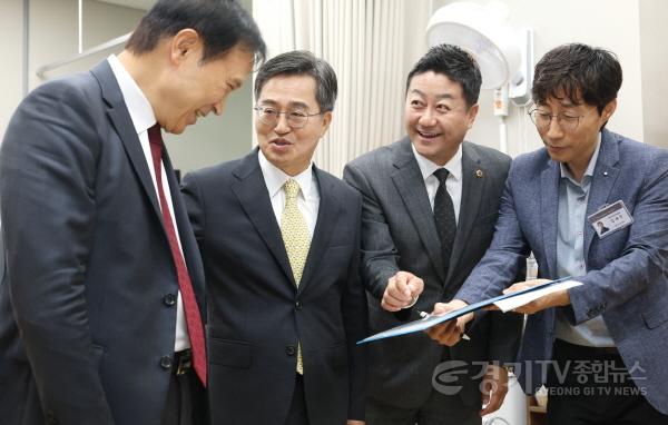 [크기변환]250627 김진경 의장, 김동연 지사-임태희 교육감과 ‘협치’로 노동 존중 실천 (3).jpg