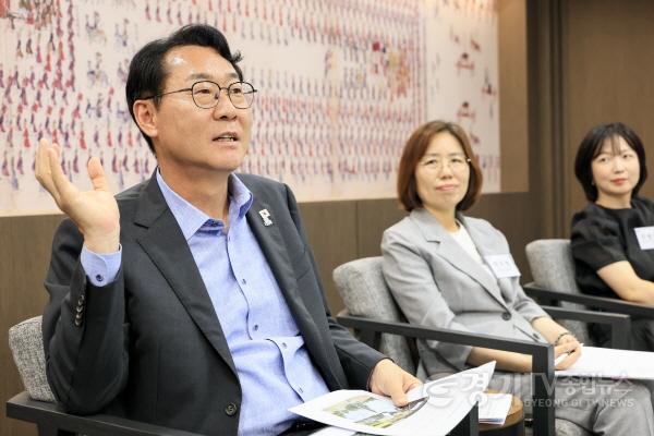 [크기변환]1-2. 정명근 화성특례시장이 26일 서부권역 학부모들과 간담회를 갖고 있다..jpg