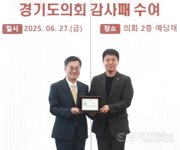 [크기변환]250627_유영일 의원, 도지사 공로패..jpg