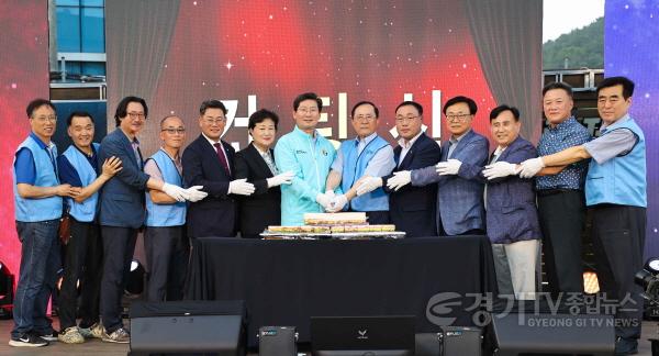 [크기변환]1-1. 이상일 시장은 27일 용인중앙시장 별빛마당 야시장 축제 개장식에 참석해 케이크 커팅을 하고 있다.jpg