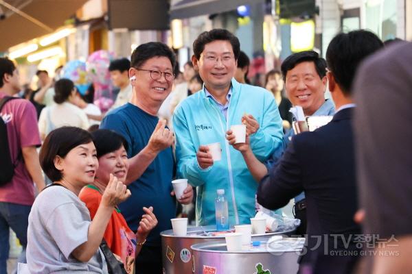 [크기변환]1-2. 이상일 시장은 27일 용인중앙시장 별빛마당 야시장 축제에 참석해 시민들과 소통을 이어갔다.jpg