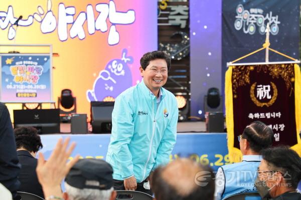 [크기변환]1-4. 이상일 시장은 27일 용인중앙시장 별빛마당 야시장 축제에 참석해 시민들과 소통을 이어갔다.jpg