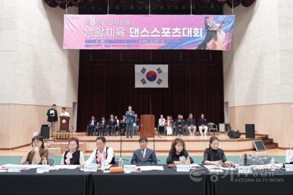 [크기변환]3. 신상진 성남시장이 28일 성남종합스포츠센터에서 열린 ‘제8회 성남시장배 생활체육 댄스스포츠대회’ 개막식에서 축사를 하고 있다.jpg