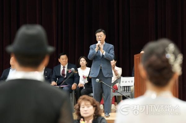 [크기변환]2. 신상진 성남시장이 28일 성남종합스포츠센터에서 열린 ‘제8회 성남시장배 생활체육 댄스스포츠대회’ 개막식에서 축사를 하고 있다.jpg