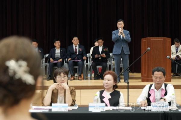 [크기변환]1. 신상진 성남시장이 28일 성남종합스포츠센터에서 열린 ‘제8회 성남시장배 생활체육 댄스스포츠대회’ 개막식에서 축사를 하고 있다.jpg