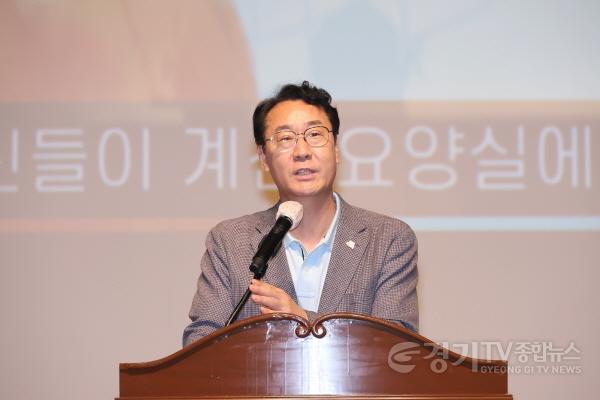 [크기변환]2-1. 정명근 화성특례시장이 28일 장안대학교 일야아트홀에서 열린 ‘2025년 요양보호사의 날’ 기념식에서 축사를 하고 있다..jpg
