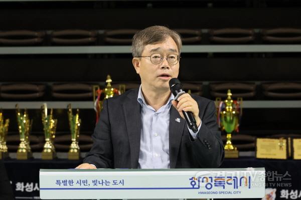 [크기변환]3-1. 조승문 화성특례시 제2부시장이 28일 화성종합경기타운 실내체육관에서 열린 ‘제6회 화성특례시장배 줄넘기대회’ 개회식에서 환영사를 하고 있다..jpg