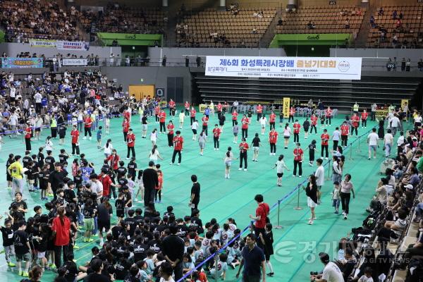 [크기변환]3-2. ‘제6회 화성특례시장배 줄넘기대회’ 참가자들이 28일 화성종합경기타운 실내체육관에서 열띤 경기를 펼치고 있다.jpg