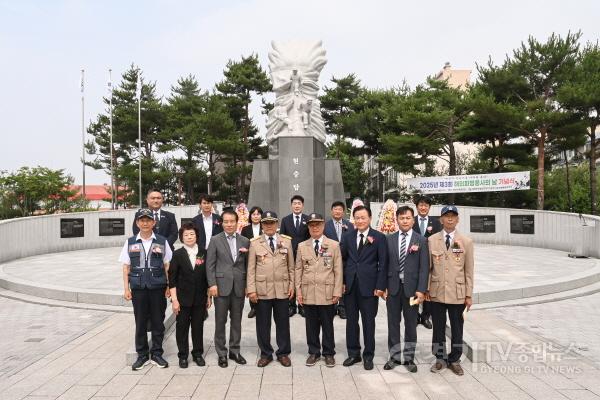 [크기변환]4.화성특례시의원과 월남전 참전자회 주요 임웜과 함께 기념 사진.jpg