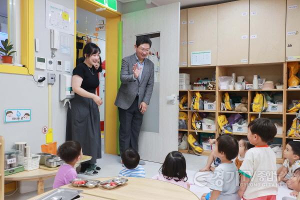 [크기변환]10-5. 이상일 용인특례시장은 30일 경로당 인근에 위치한 시립 골드타운 어린이집을 방문해 어린이들에게 응원의 메시지를 전했다.JPG