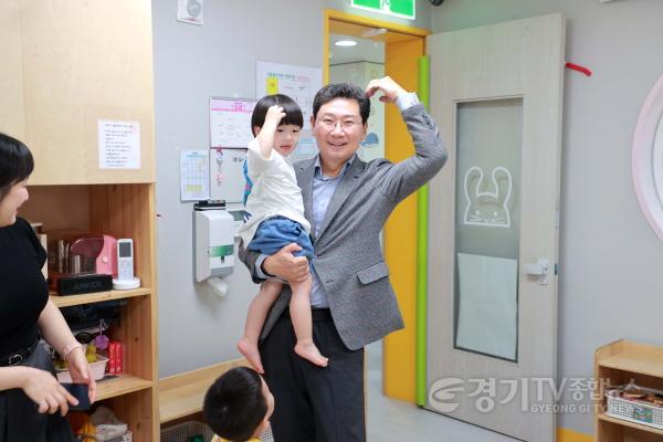 [크기변환]10-6. 이상일 용인특례시장은 30일 경로당 인근에 위치한 시립 골드타운 어린이집을 방문해 어린이들에게 응원의 메시지를 전했다.JPG