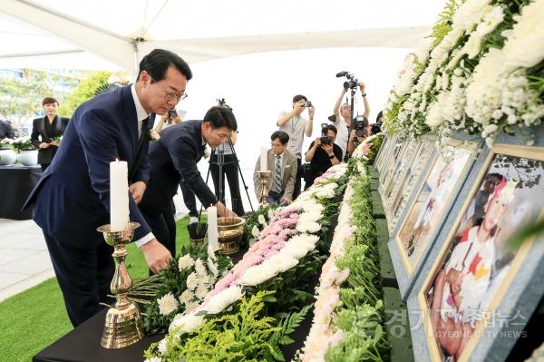 [크기변환]5-1. 정명근 화성특례시장(왼쪽)과 배정수 화성특례시의회 의장(오른쪽)이 30일 씨랜드 화재 참사 희생자 추모공원을 찾아 헌화하고 있다..jpg
