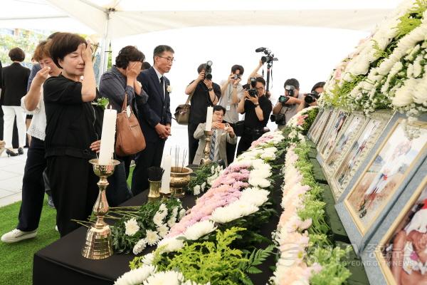 [크기변환]5-3. 30일 씨랜드 화재 참사 희생자 추모공원을 찾은 추모객들이 헌화하며 애도를 표하고 있다.jpg