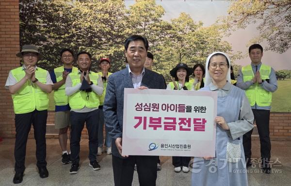 [크기변환]사본 -(사진자료1) 성심원에 기부금을 전달하고 있다.jpg