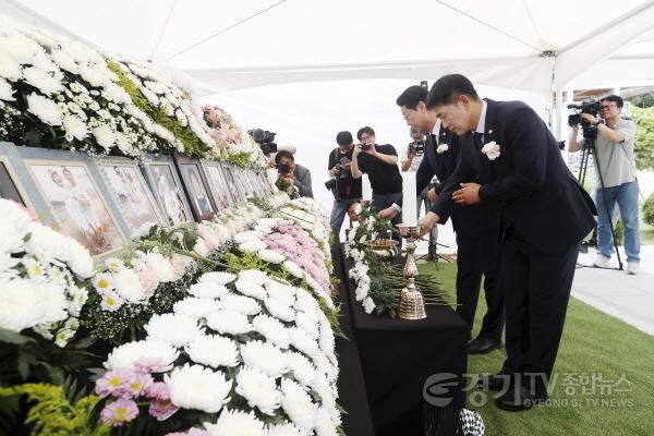 [크기변환]2.배정수 의장 및 정명근 시장 헌화.jpg