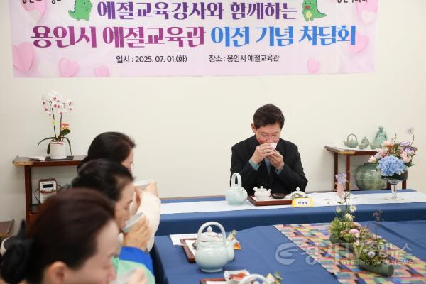 [크기변환]4-2. 이상일 용인특례시장은 1일 용인시 예절교육관 임시 이전 기념 차담회를 가졌다.jpg