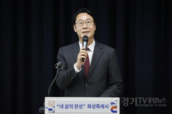 [크기변환]1-1. 정명근 화성특례시장이 1일 민선8기 3주년 시정브리핑에서 발언하고 있다..jpg
