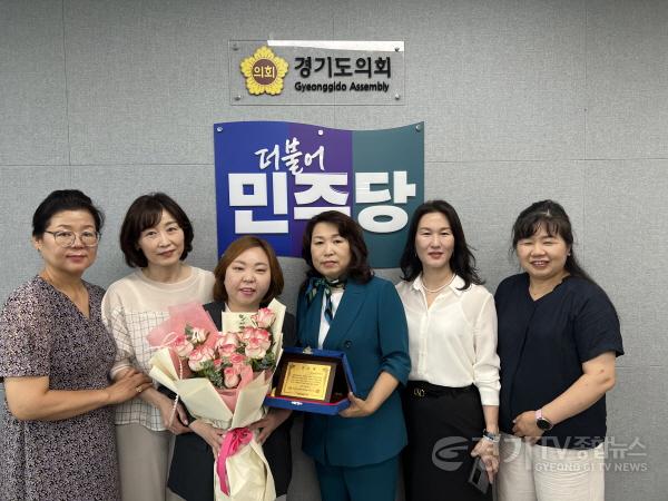 [크기변환]250701 경기도의회 전자영 의원, 경기도어린이집연합회 공로패 수상.jpg