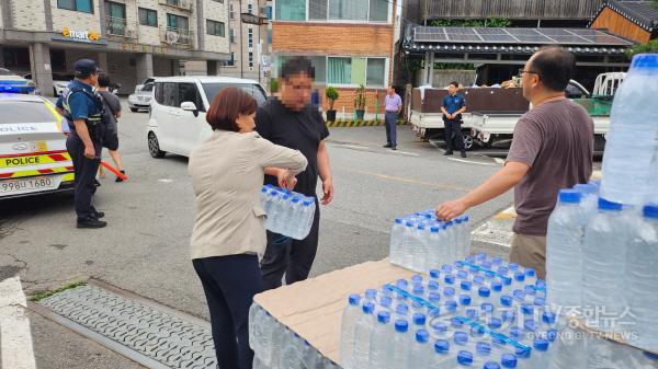 [크기변환]보도자료 게재 [조예란 도시환경위원장, 신현동 수도관 파손 현장서 주민들과 함께… “현장에서 답을 찾겠습니다” ].jpg