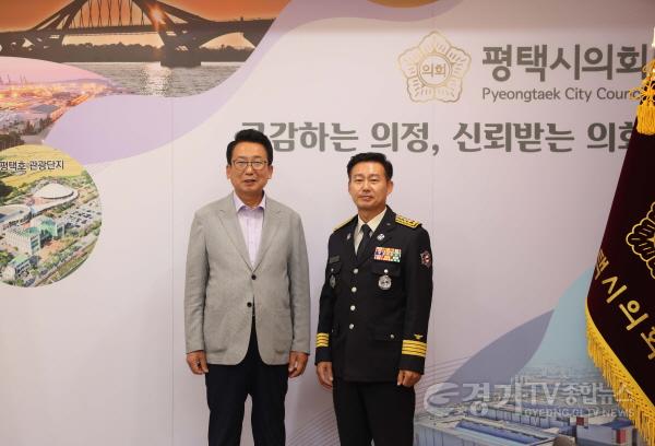 [크기변환]사진1) 송탄서방서장과 평택시의회 강정구 의장 기념촬영.jpg