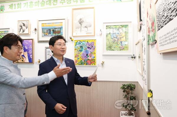 [크기변환]7-2. 이상일 용인특례시장이 3일 기흥구청에서 열린 제1회 기흥 미술대전 입상작 시상식에 앞서 수상작품을 둘러보고 있다..jpg