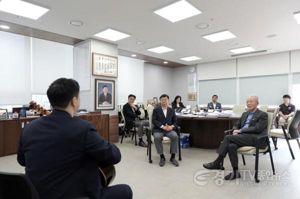 [크기변환]2. 신상진 성남시장을 비롯한 위촉식 참가자들이 클래식 기타 연주자 지익환 씨의 올 오브 미 편곡 연주를 감상하고 있다.jpg