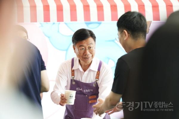 [크기변환]2. 신상진 성남시장이 3일 시청 1층 누리홀에서 열린 취임 3주년 기념 직원 응원카페 지니s 소원한잔에서 직원들에게 커피를 건네고 있다.jpg