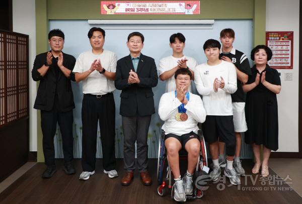 [크기변환]11-2. 용인특례시는 1일 시장실에서 용인시 장애인수영팀 우승 메달 봉납식을 개최했다.jpg