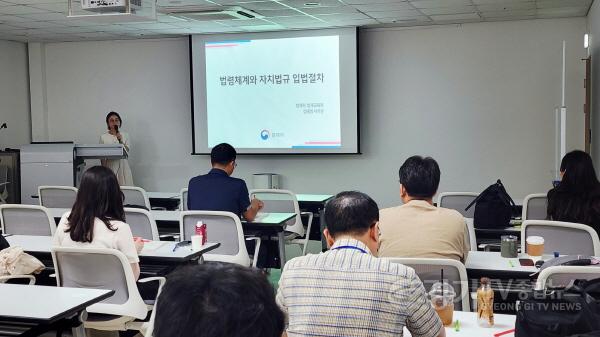 [크기변환]250702 김진경 의장, “광역의회 최초 법제처 연계 법제교육 실시...자치입법 역량 강화할 것” (2).jpg