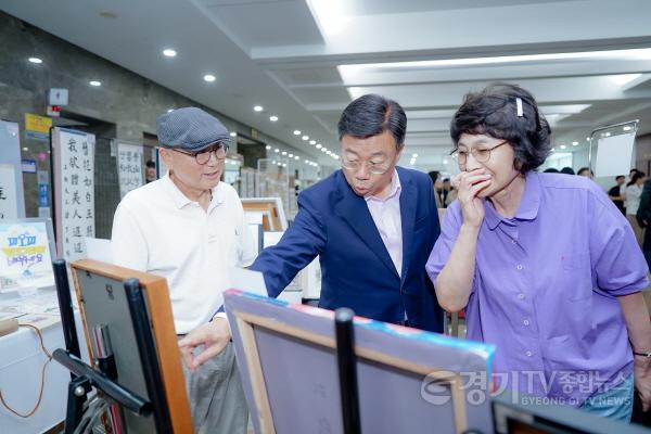 [크기변환]3. 신상진 성남시장이 4일 성남시청 누리홀에서 열린 주민자치 문화프로그램 작품전시회를 둘러보며 참여 주민들의 작품을 관람하고 있다.jpg