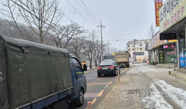 [크기변환]9-2. 용인특례시 수지구 고기동의 노인복지주택 공사현장에 지난 3월 한시적으로 허용됐던 토사 반출 당시 고기초 앞 도로를 지나는 공사차량.png