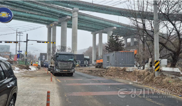 [크기변환]9-1. 용인특례시 수지구 고기동의 노인복지주택 공사현장에 지난 3월 한시적으로 허용됐던 토사 반출 당시 고기초 앞 도로를 지나는 공사차량.png