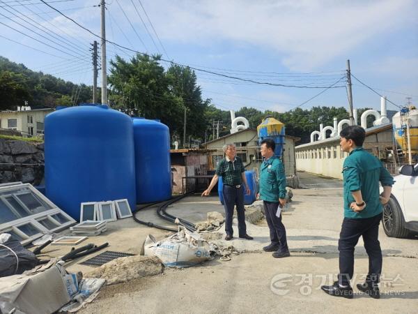 [크기변환]1-1. (축산정책과)부시장님 지일축산(현장)빗물 저장 저류조 설명.jpg