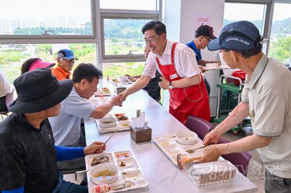 [크기변환]01-3 민선 8기 3주년 행사-노인복지관 배식봉사.jpg