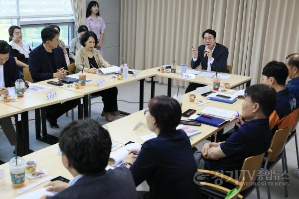 [크기변환]1-1. 정명근 화성특례시장이 1일 화성시자살예방센터에서 자살예방 및 위기 대응 체계 강화를 위한 유관기관 공동대응 대책회의를 주재하고 있다..jpg