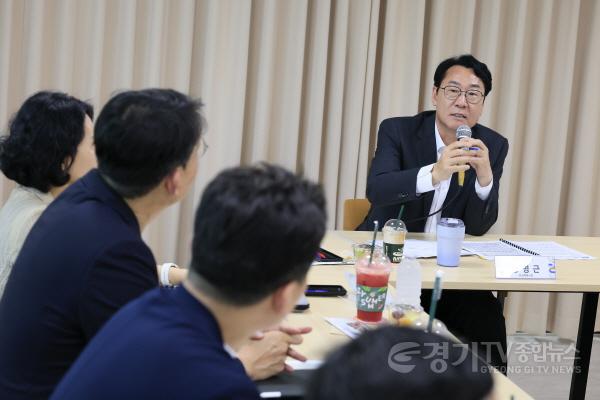 [크기변환]1-3. 정명근 화성특례시장이 1일 화성시자살예방센터에서 _자살예방 및 위기 대응 체계 강화를 위한 유관기관 공동대응 대책회의를 주재하고 있다. (4).jpg