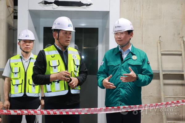 [크기변환]9-3. 23일 GTX-A 구성역 5번출구를 방문해 승강기 설치 상황을 점검하는 이상일 용인특례시장.jpg