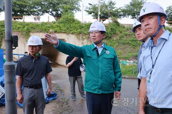 [크기변환]9-4. 23일 GTX-A 구성역 5번출구를 방문해 보행자 동선을 확인하는 이상일 용인특례시장.jpg