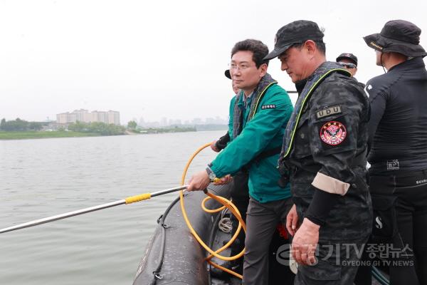 [크기변환]5-2. 이상일 용인특례시장이 7일 기흥호수에서 녹조제거 활동을 펼치고 있다..JPG