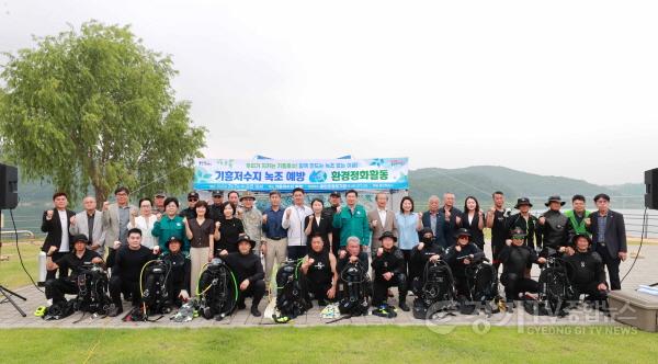 [크기변환]5-3. 7일 용인특례시가 기흥호수 수질개선을 위한 환경정화 행사를 개최했다..JPG